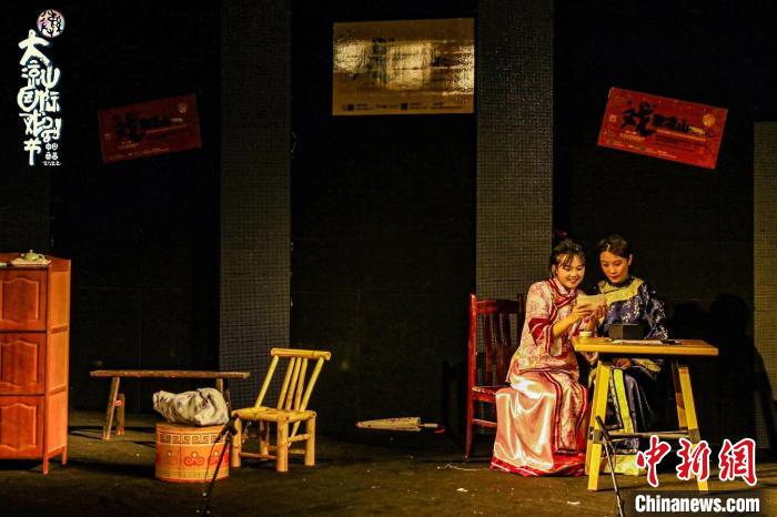 戏“聚”凉山 高校学子演绎戏剧教育的无限可能性 高校学生表演经典戏剧片段 大凉山国际戏剧节组委会供图