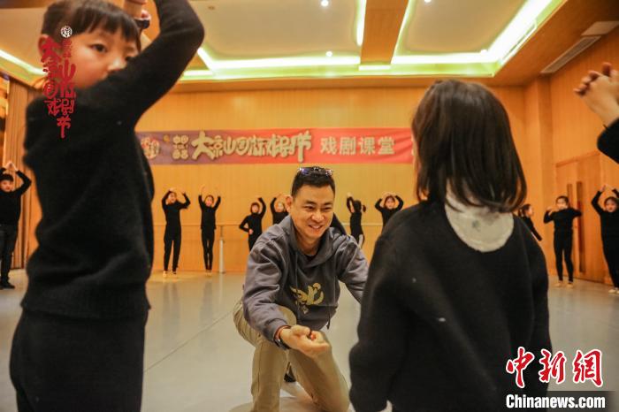 戏“聚”凉山 高校学子演绎戏剧教育的无限可能性 2021年戏剧课堂资料照片 大凉山国际戏剧节组委会供图