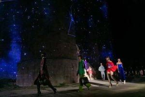 古驰2023早春时装秀 宇宙共生相连