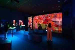 访问虚拟领域：浸式电子游戏展览