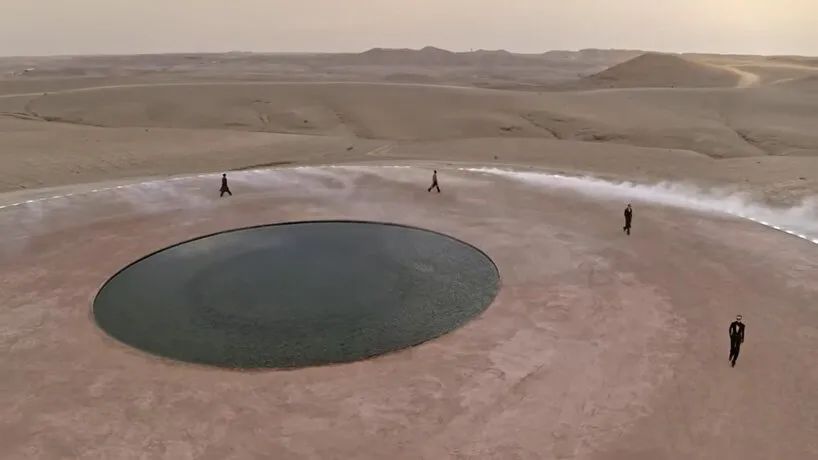 舞台设计师Es Devlin最新秀场设计：史诗般的沙漠光环