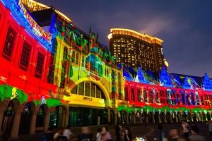 青岛仲夏夜的三件事：哈啤酒、吃蛤蜊、看光影秀！