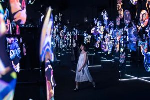 艺术家企划｜邂逅久里的「镜像迷宫」：万象无界，抚慰人心