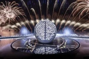 阿联酋第50届国庆庆典，“湖中湖”巨型漂浮机械舞台