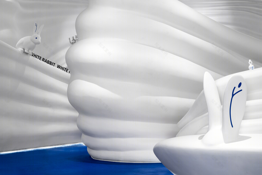 沉浸式大型装置艺术设计：大白兔全球首家旗舰店上海店设计